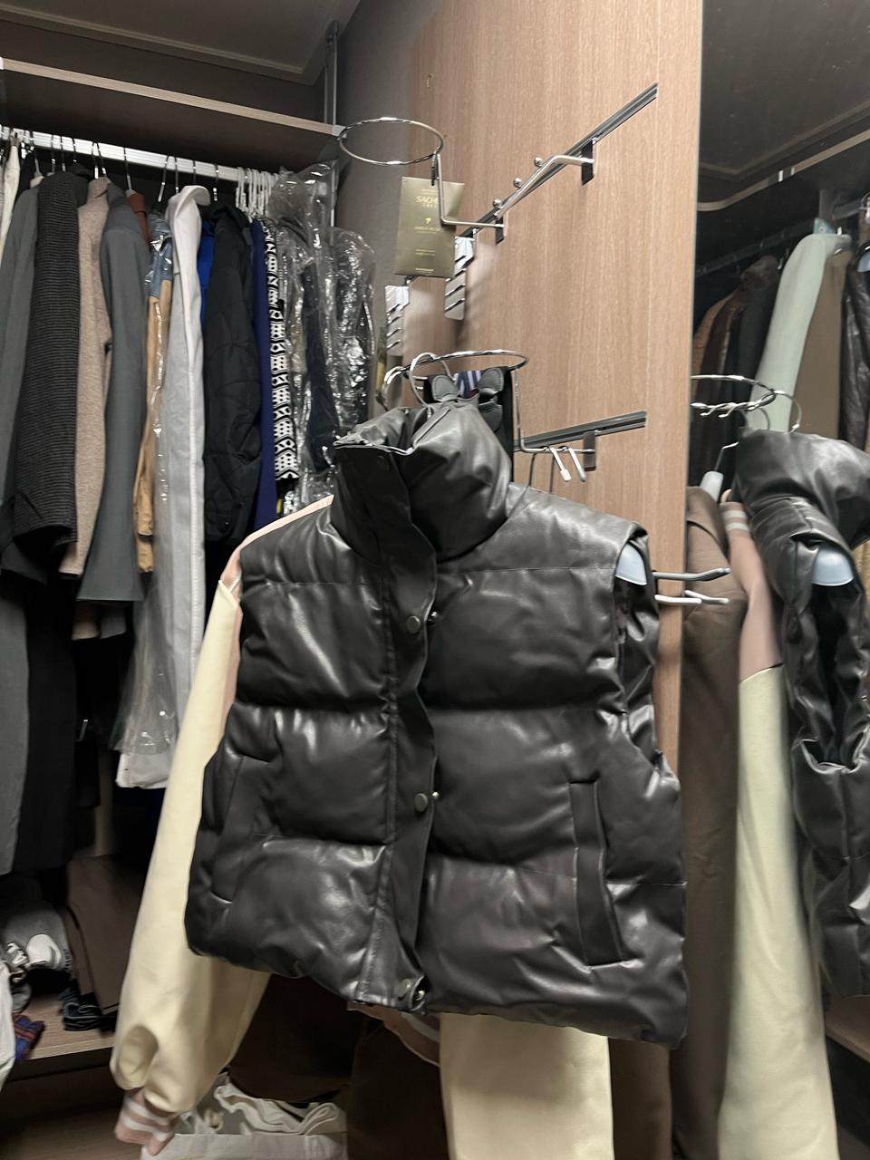 차콜 레더 크롭 패딩조끼