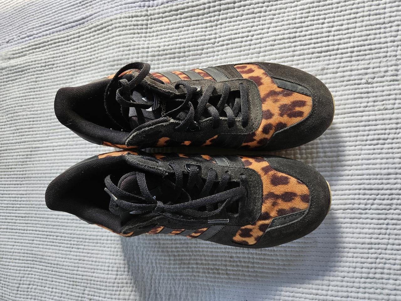 [아디다스] ZX 700 레오파드 검흰 우먼스 운동화 사이즈240