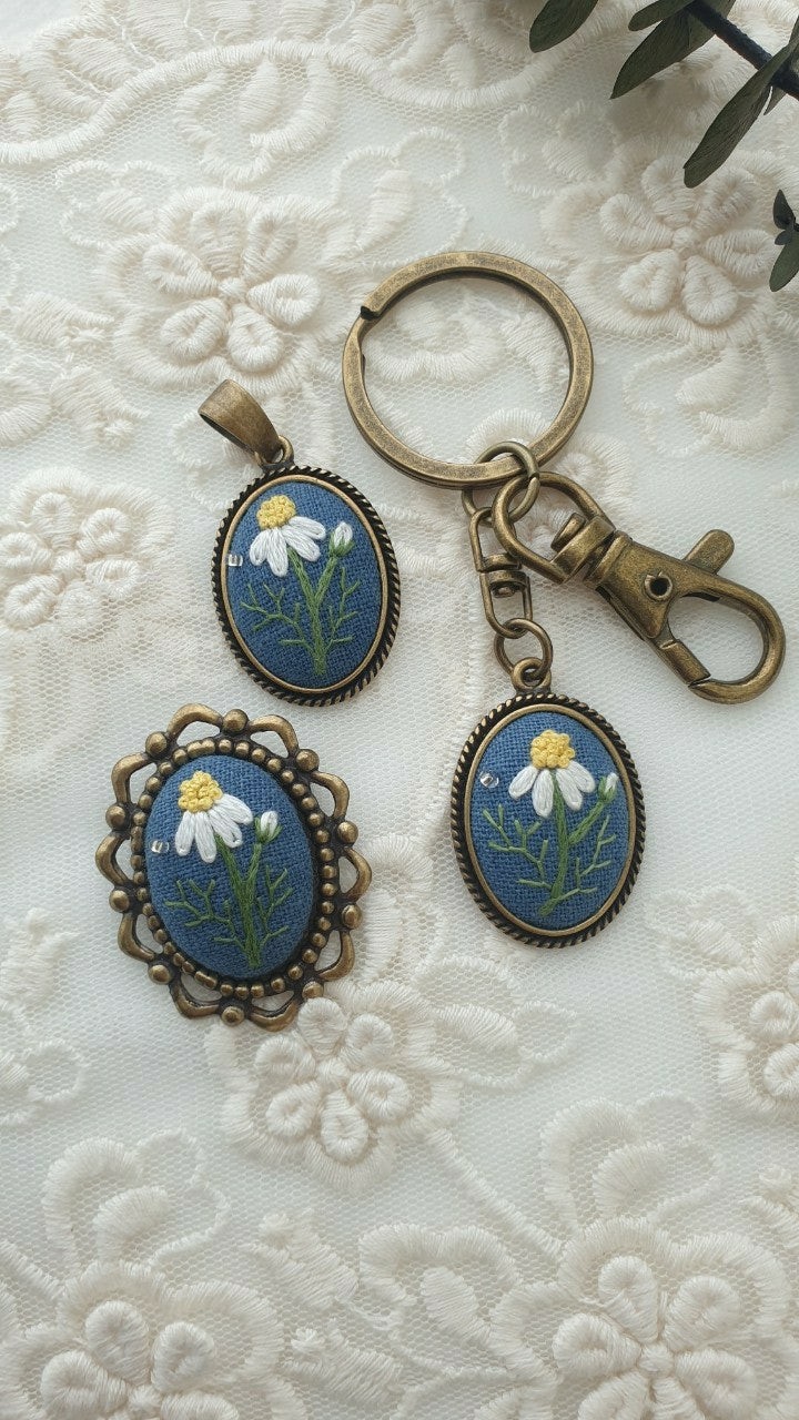 프랑스자수 팬던트,브로치,키링(카모마일)_선택1