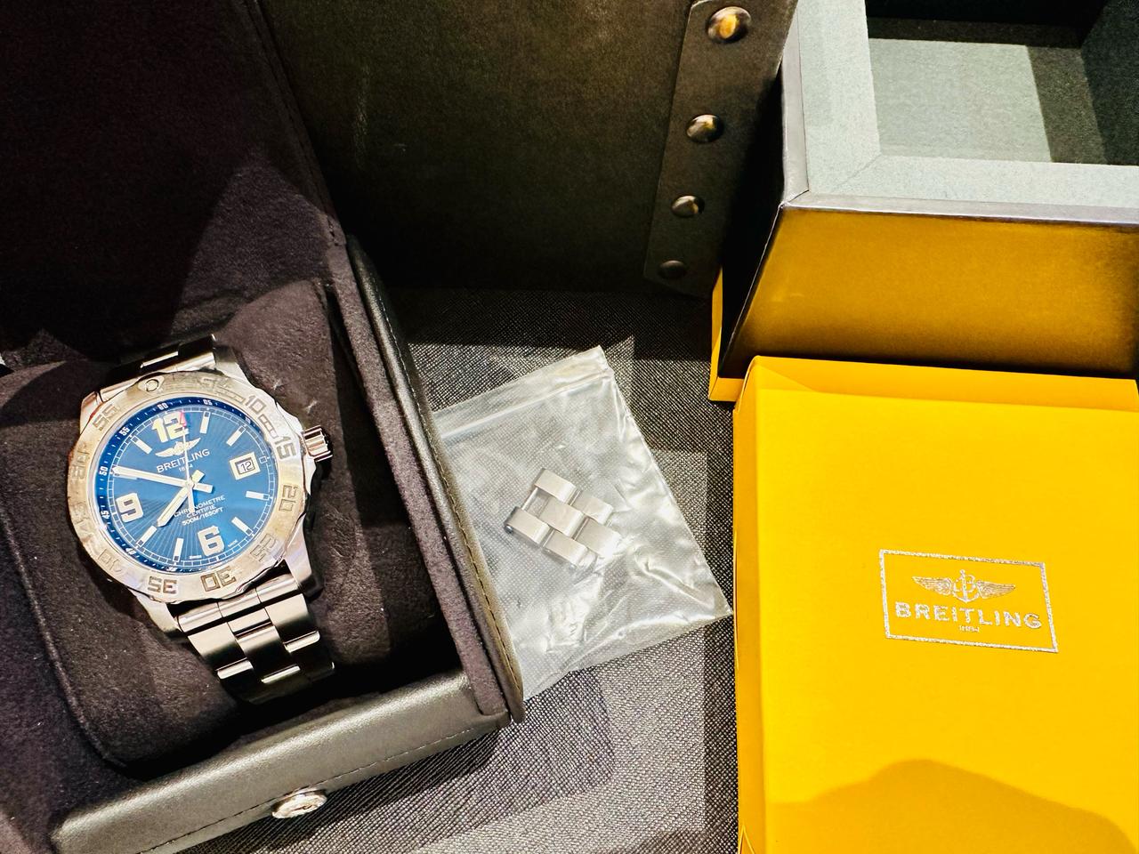 브라이틀링 콜트 44 크로노멧 쿼츠 판매합니다.