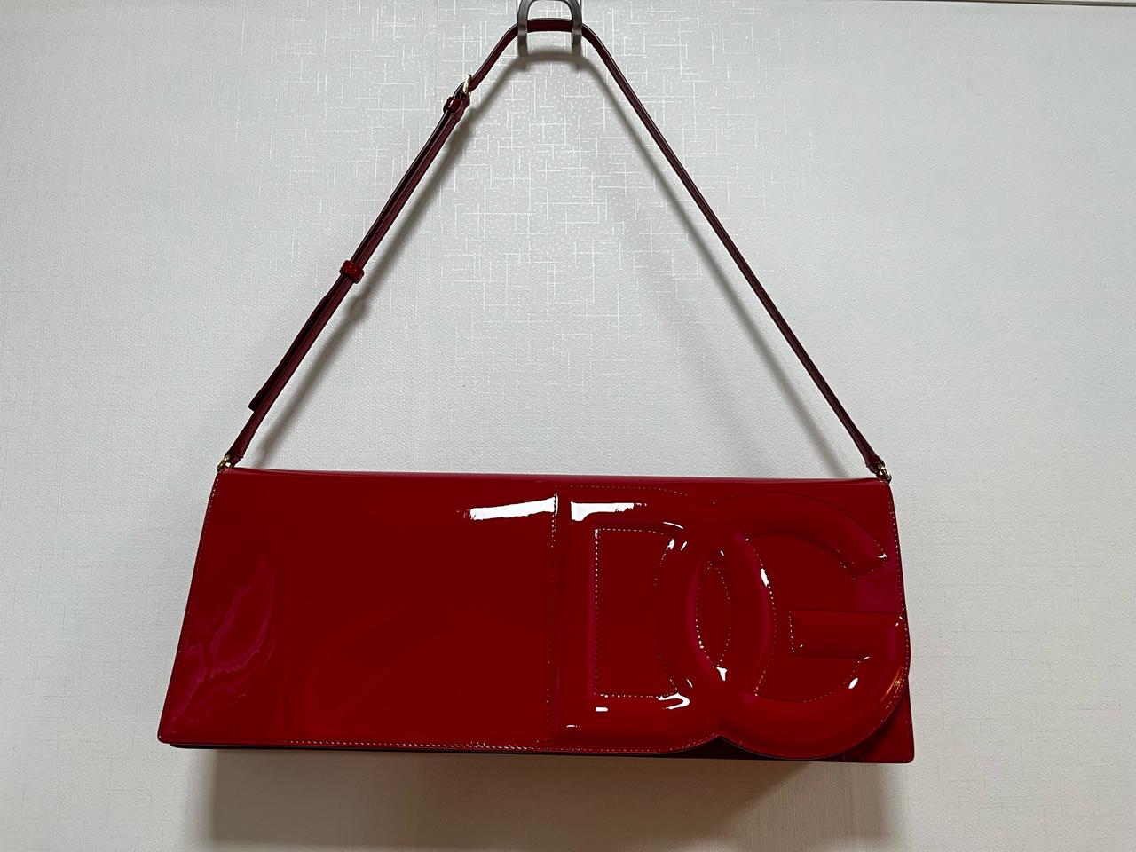 돌체앤가바나 페이턴트 가죽 DG 로고 바게트백