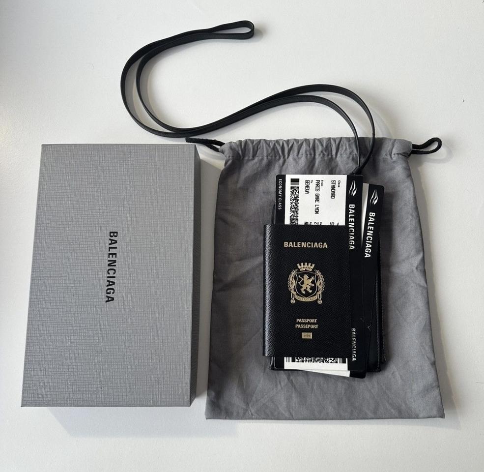 발렌시아가 여권 목걸이 지갑