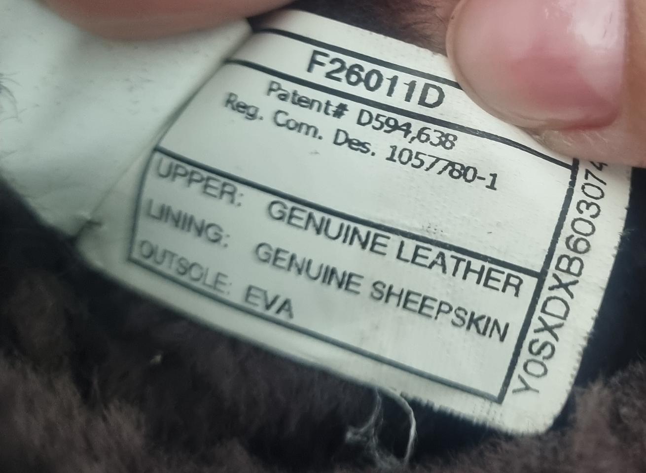 어그 클래식 220 키즈사이즈 초코브라운색상 입니다