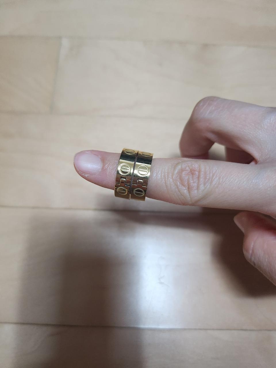 까르띠에 명품 써지컬 스틸 러브 귀걸이 새제품 골드