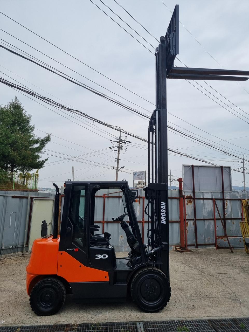 두산3톤3단자동발디젤지게차