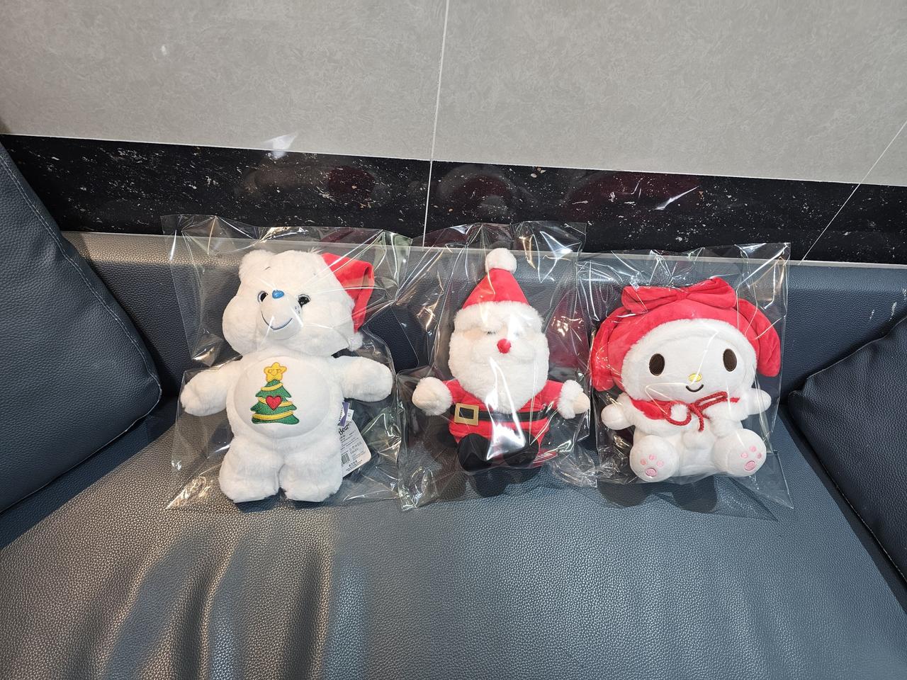 산리오 망토 마이멜로디 인형이랑 산타인형 케어베어 크리스마스 중형인형