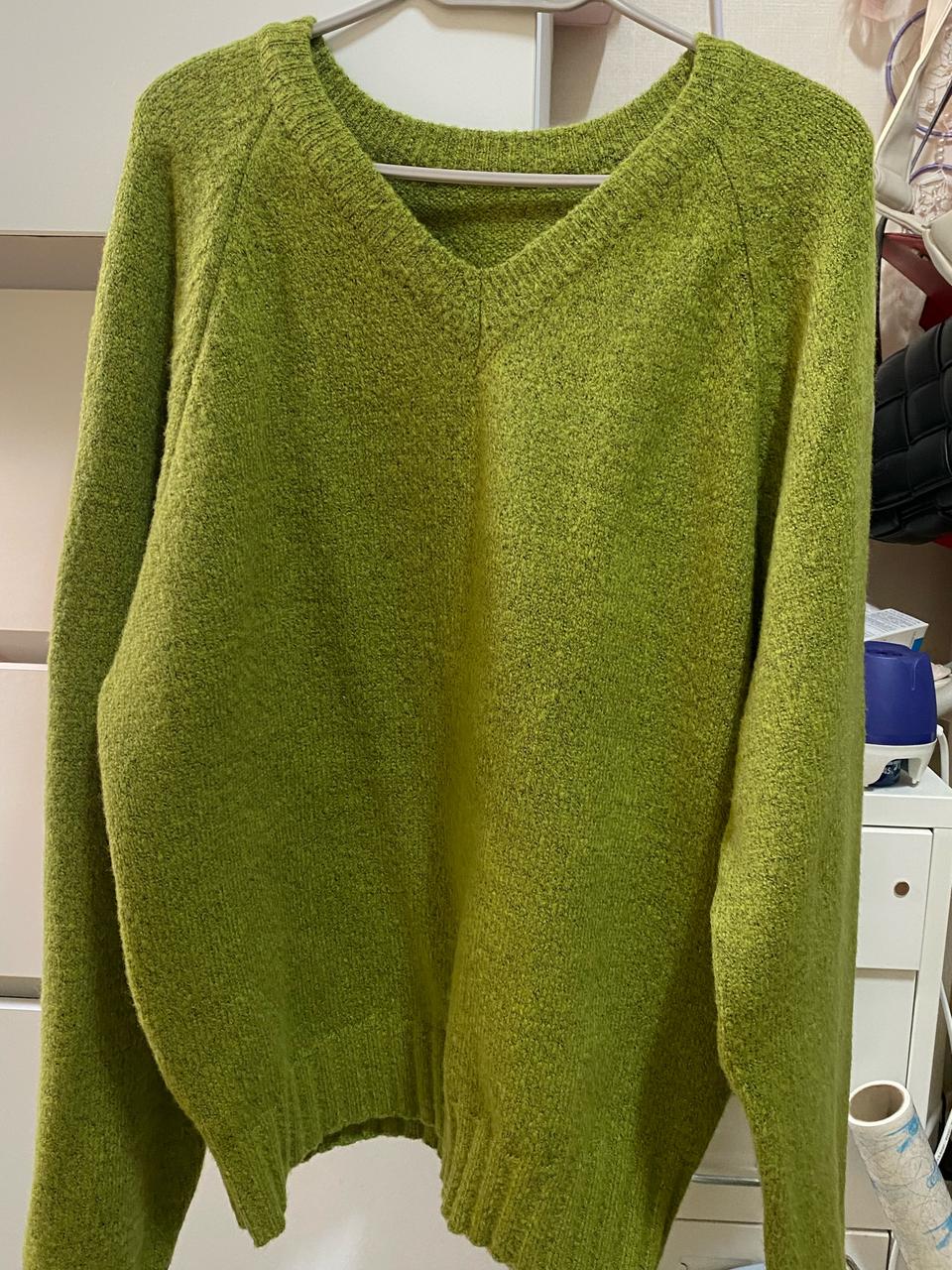 오버핏 브이넥니트