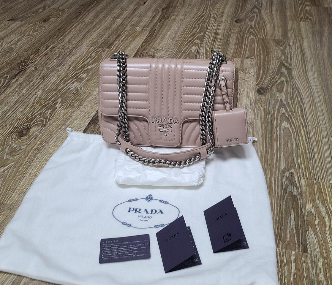 프라다 다이어그램 숄더백 1BD108 핑크베이지 테수토호보백크로스백명품가