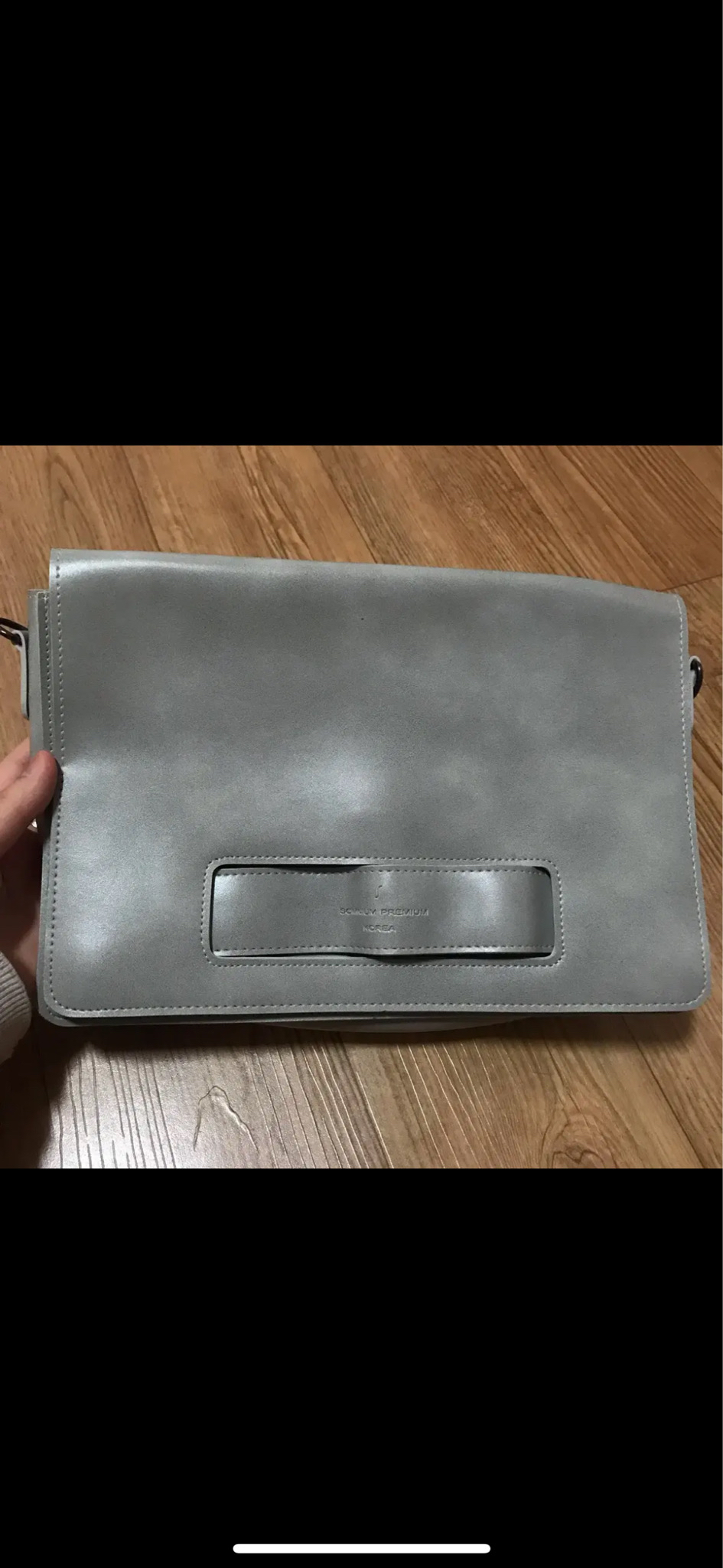 회색 클러치백(크로스끈 포함)