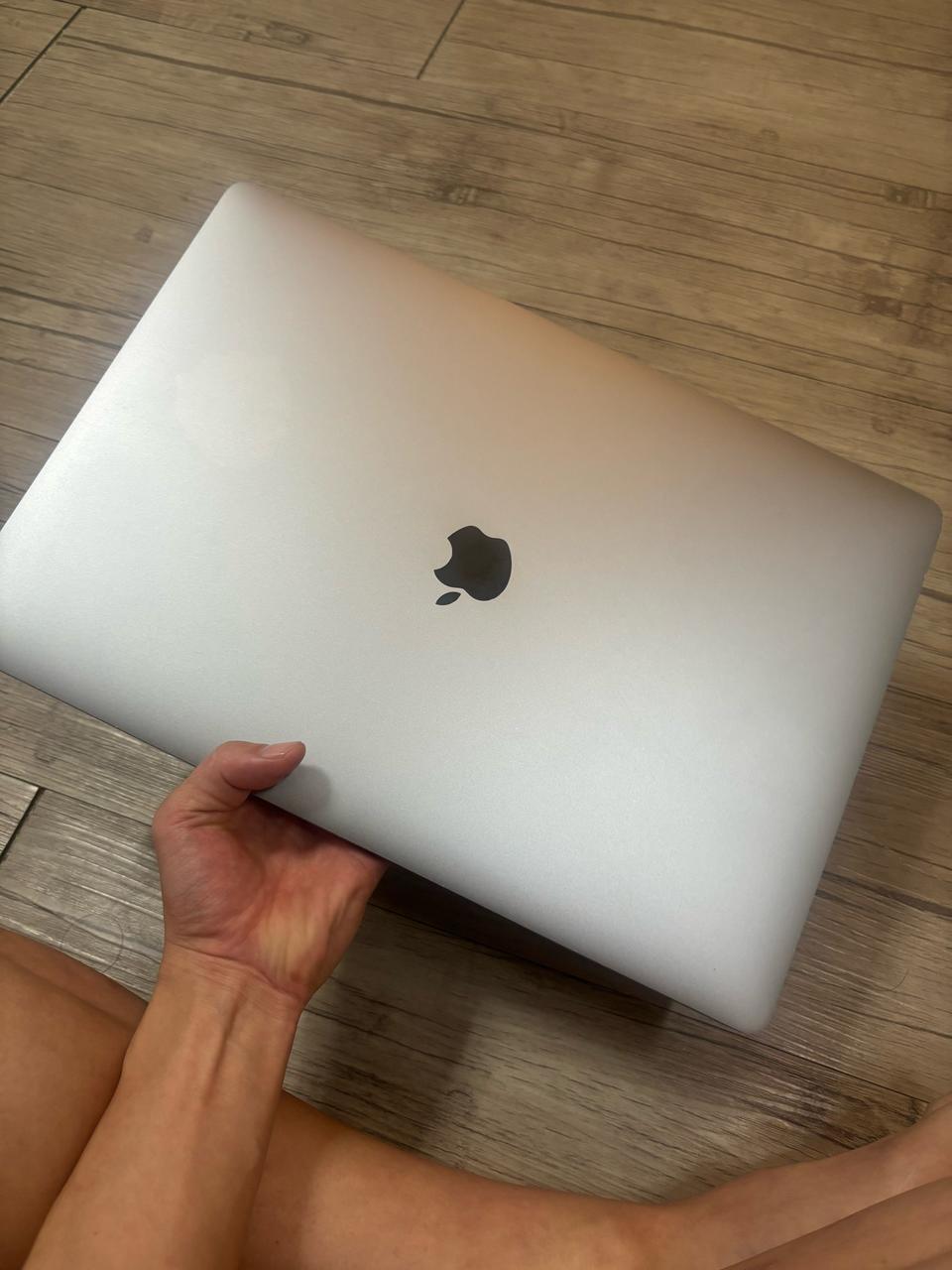 맥북 프로 2019. 인텔. 16인치. 터치바. 상태최상급!