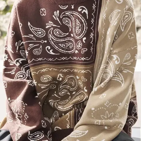 [편집샵] 페이즐리 패턴 배색 니트