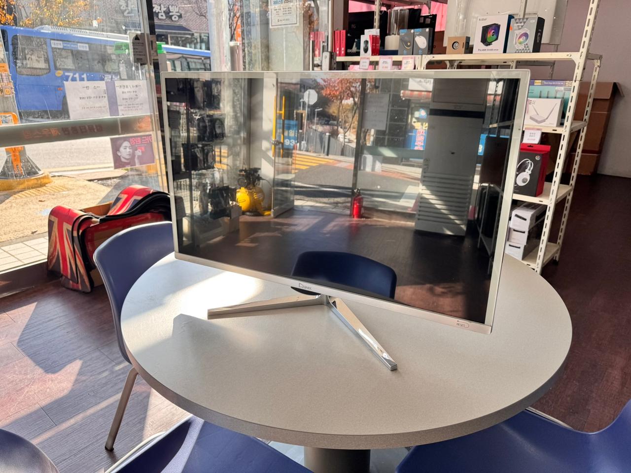 큐닉스 32인치 모니터 판매합니다!