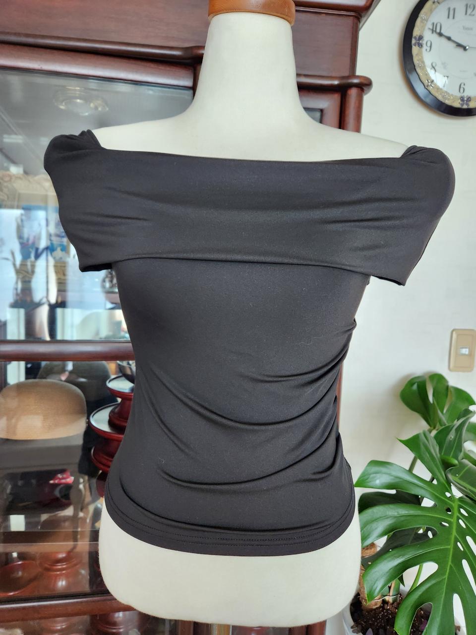 오프숄더티블라우스