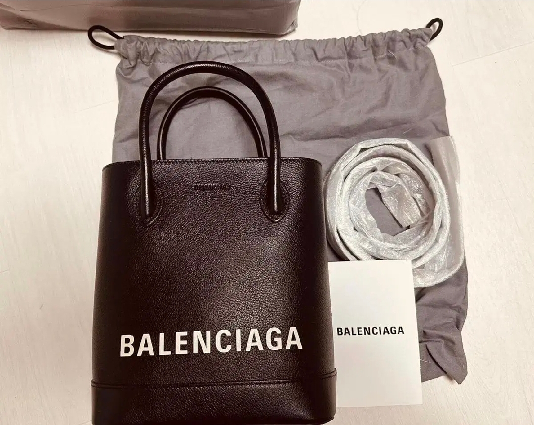 정품.가격내림)발렌시아가 에브리데이 빌 토트(한예슬백)