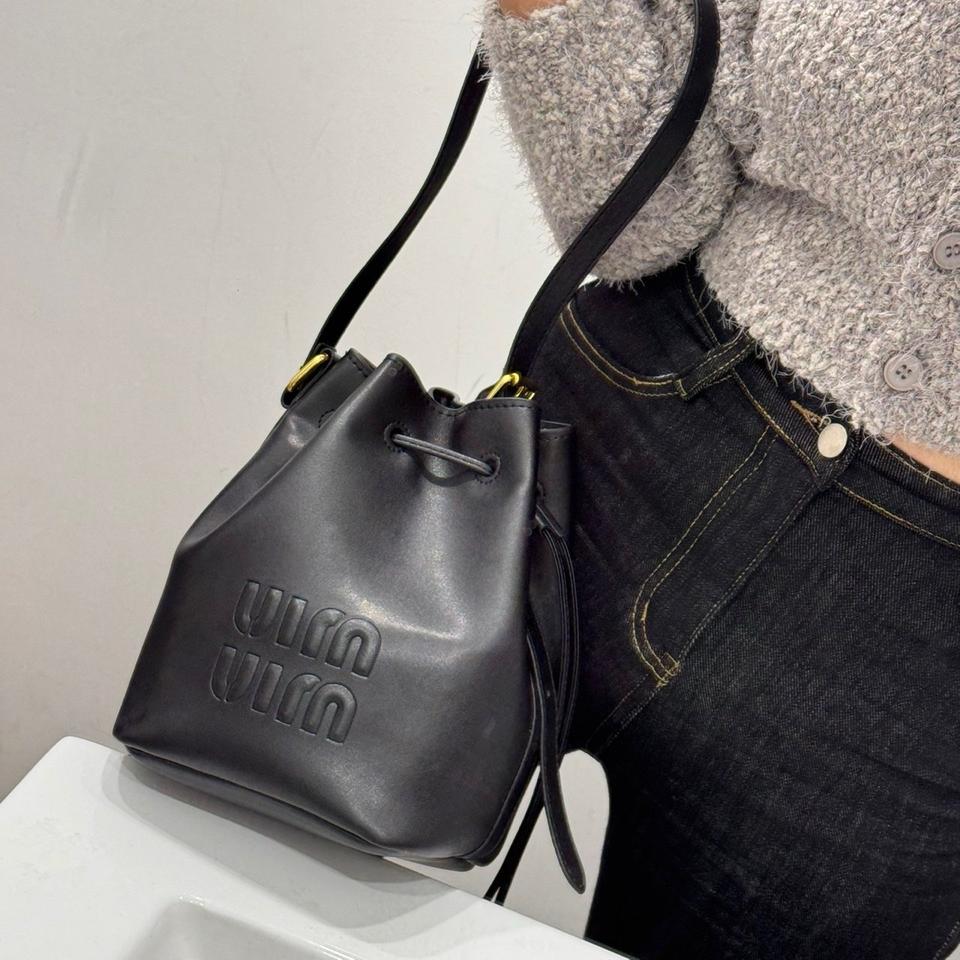 미우미우 버킷백