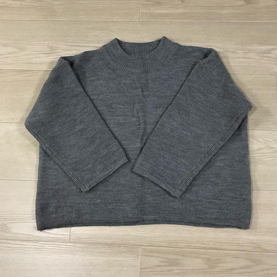 회색 크롭 라운드넥 니트