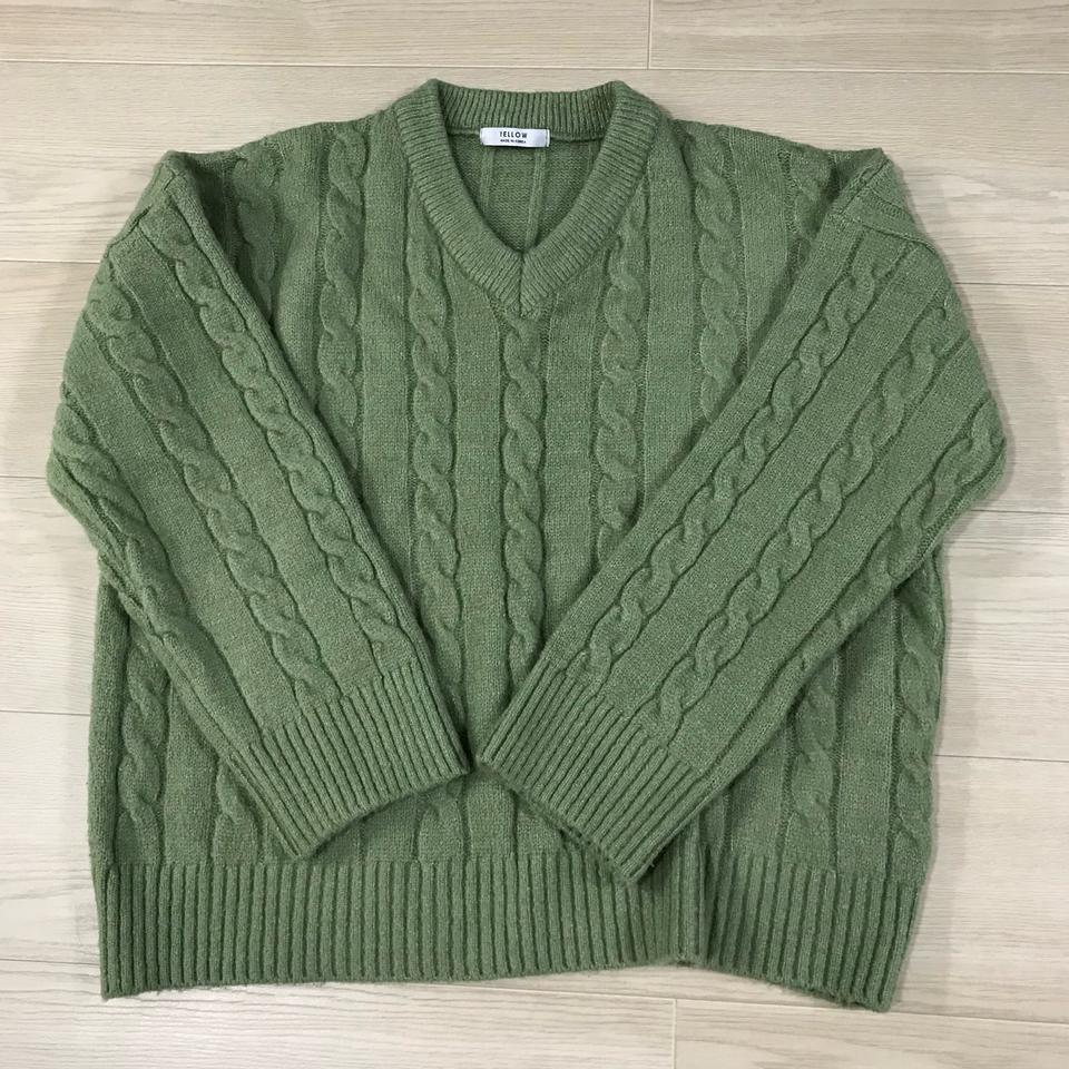 연두색 꽈배기 브이넥 니트