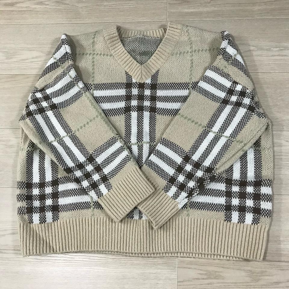 연베이지 체크 패턴 브이넥 니트
