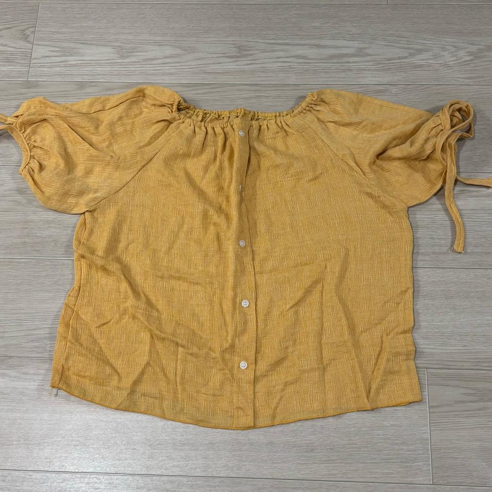 노란색 반팔 끈 블라우스