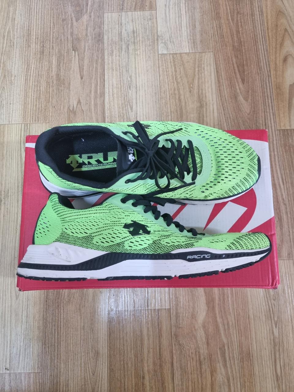 데상트 운동화 260