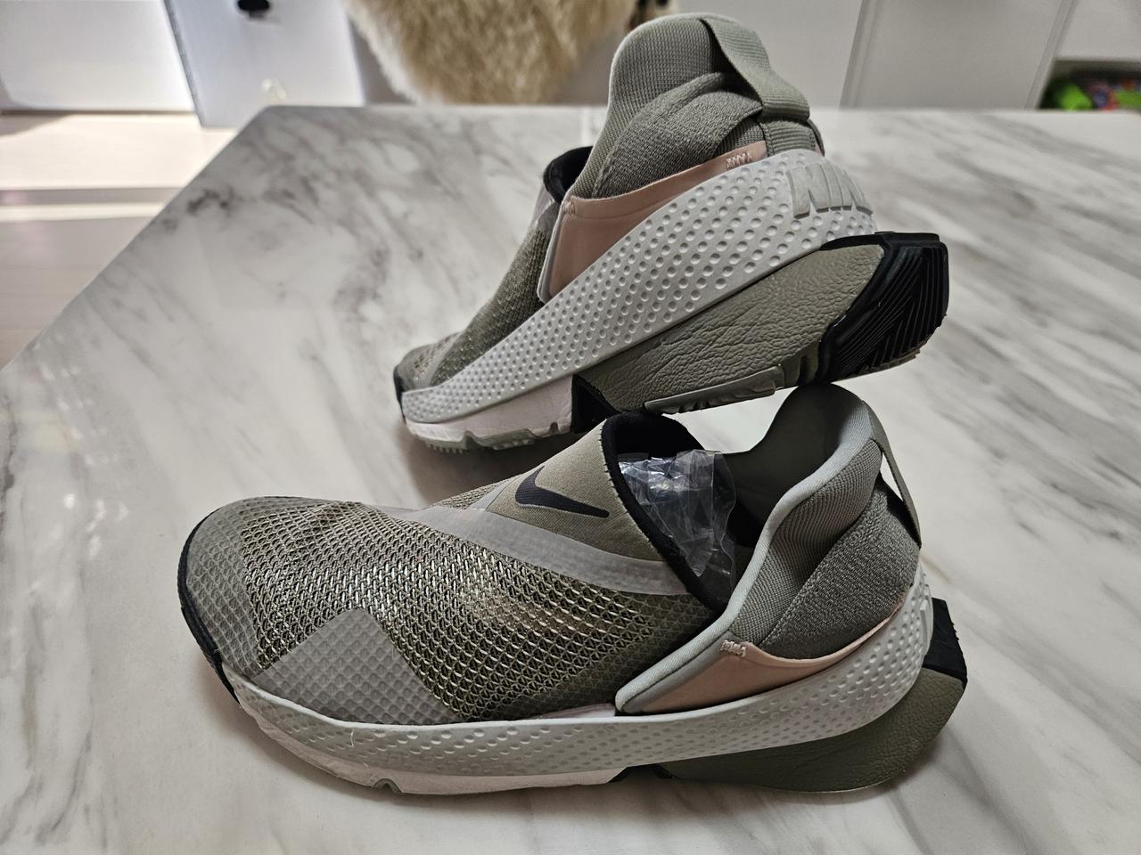 나이키 고 풀라이즈 라이트 아미 230