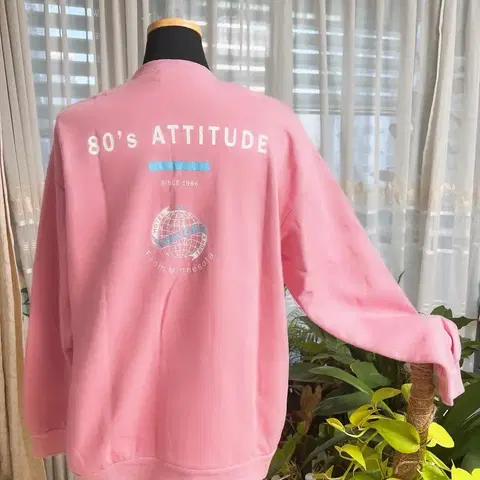 뒷면 프린팅 핑크 맨투맨