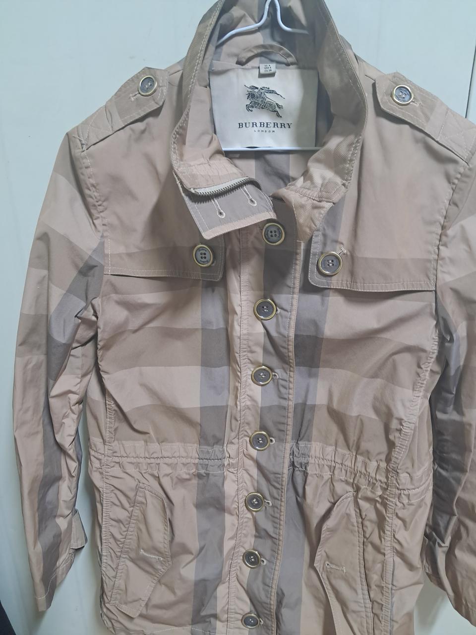 버버리 바람막이점퍼