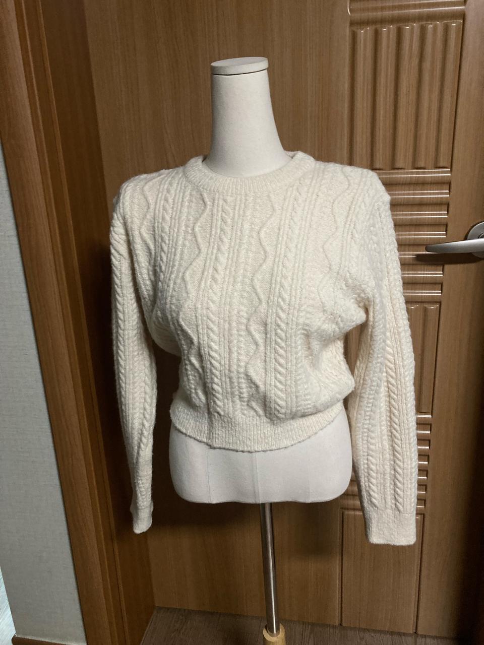 아이보리 꽈배기니트