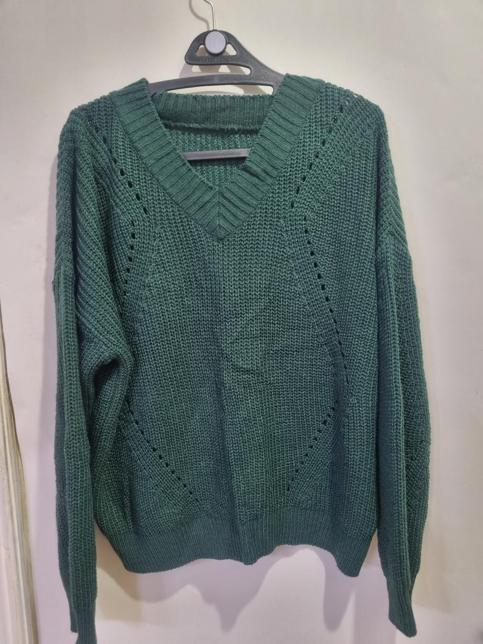 브이넥.  . 니트.    깨끗해요.  가슴62