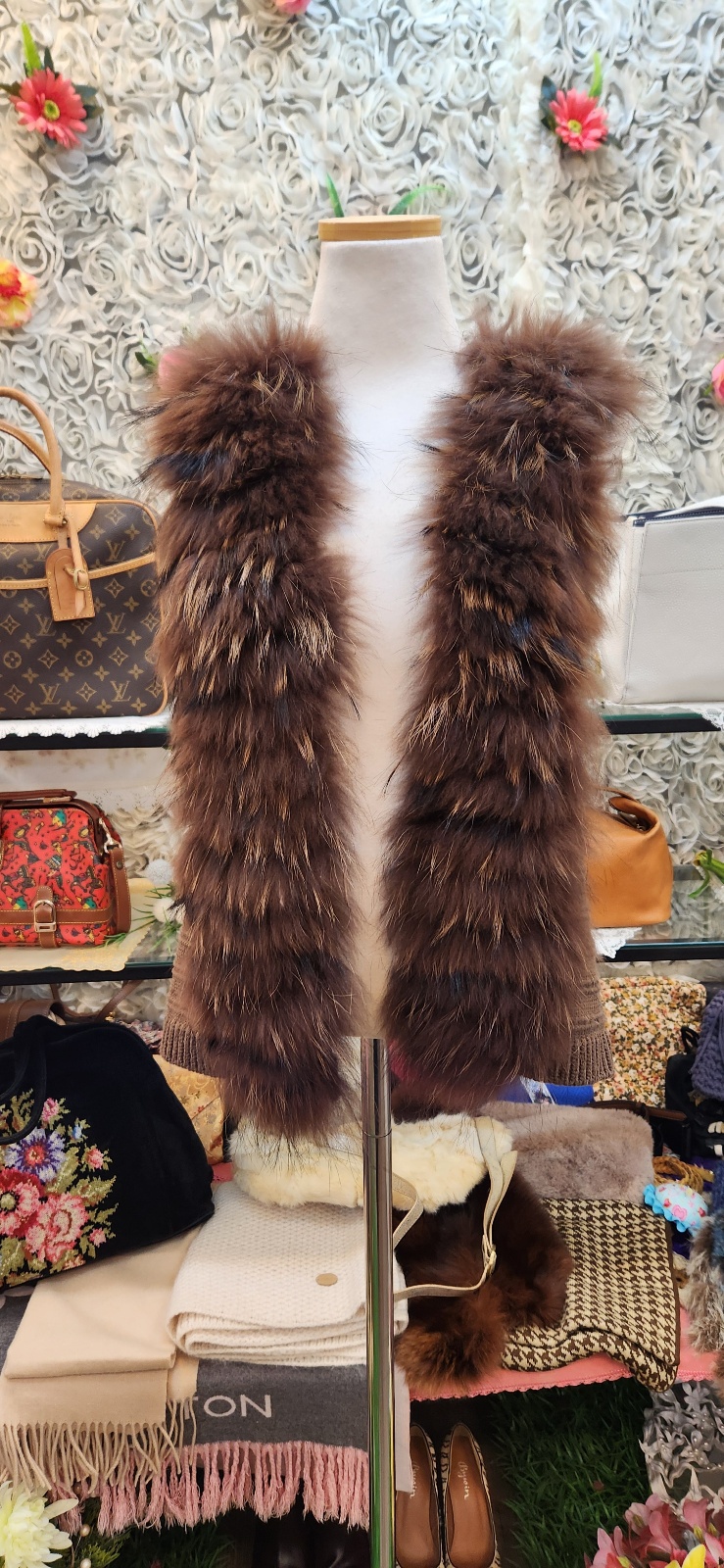 PLASTIC ISLAND 니트 조끼 (라쿤퍼) (55)