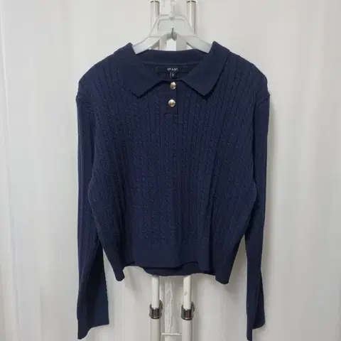 on&on 금장카라 퍼프 니트