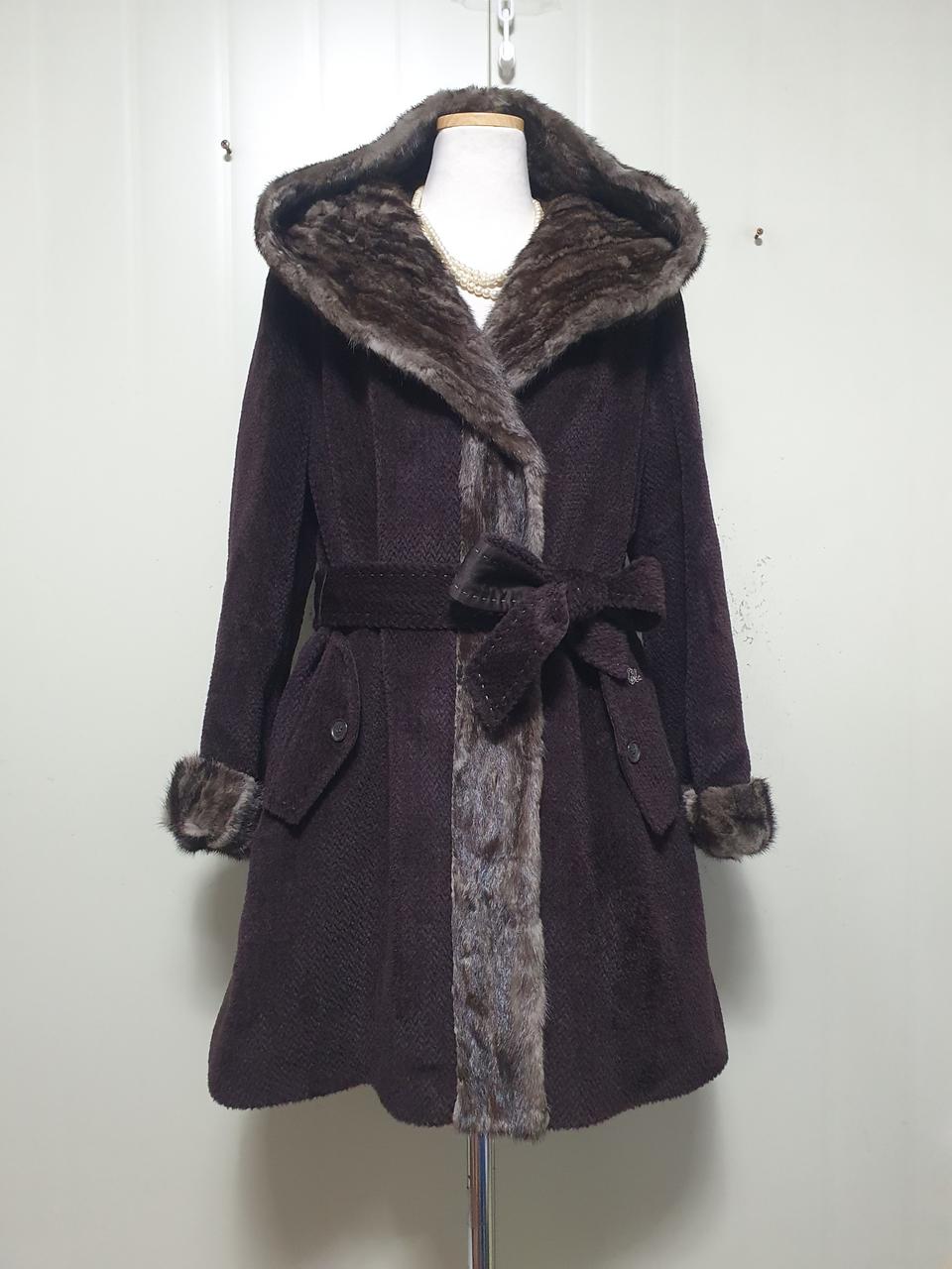 CHIC LEE 쉬크리 빈티지 밍크트리밍 양가죽배색 롱 코트.모.후드