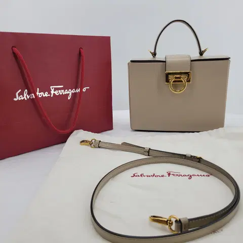 페라가모 트리폴리오 탑핸들 박스백