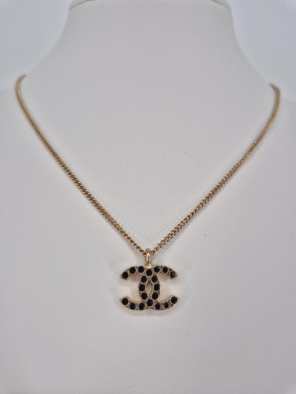샤넬 CC로고 펜던트 골드+블랙 크리스탈 목걸이