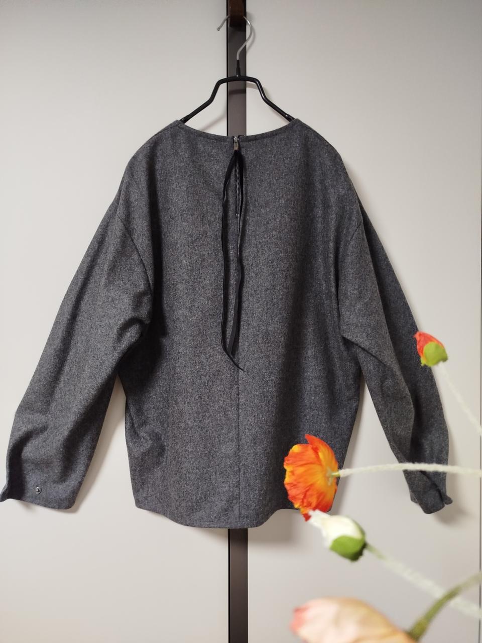 차콜 울 양옆트임 뒷목자크 리본 소매 똑딱단추 블라우스
