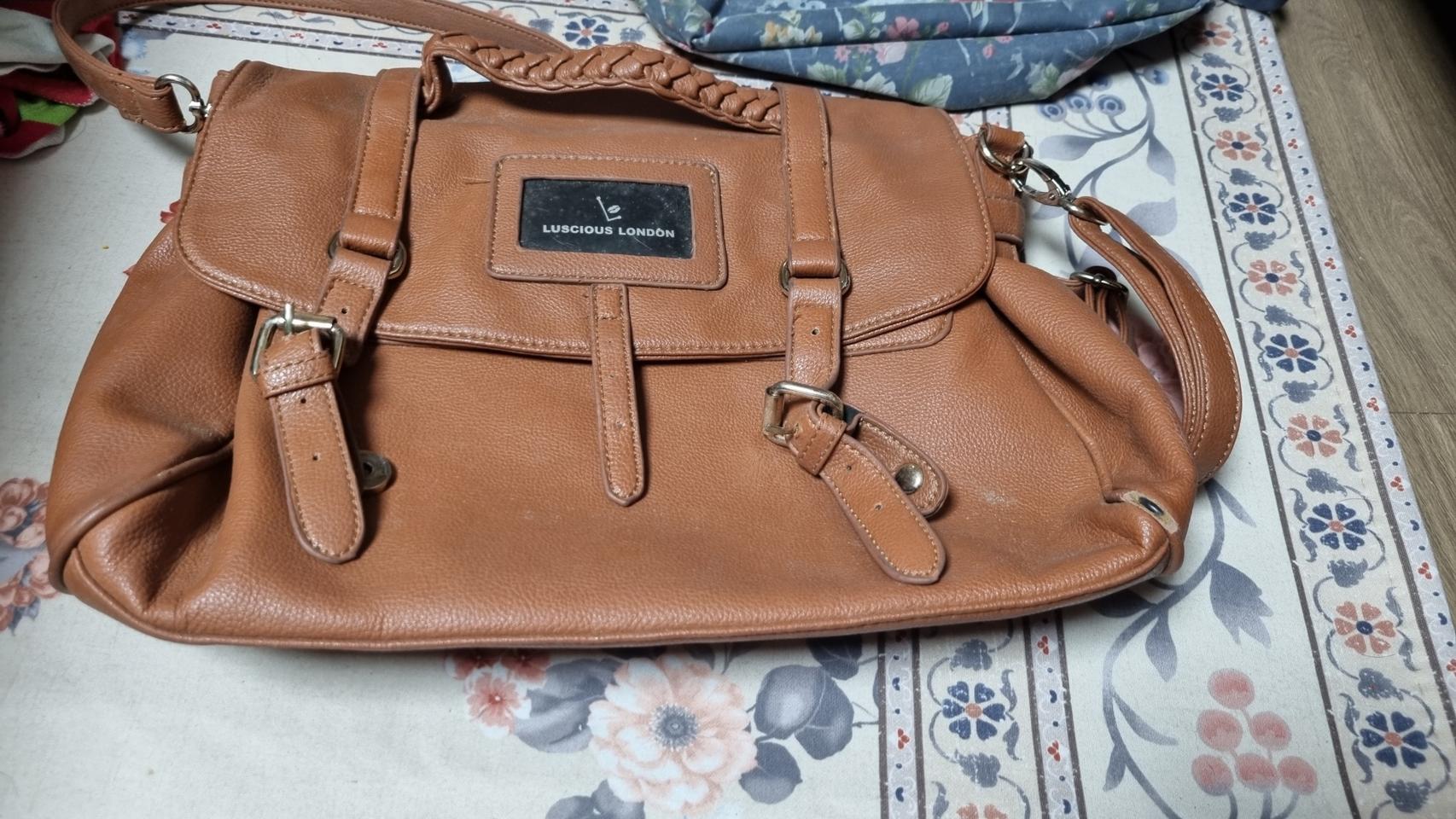 갈색손잡이.어깨끈가방