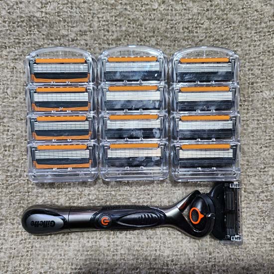 질레트 면도기(1대) 면도날(13개)