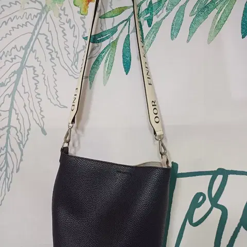 파인드카푸어/ 블랙앤 아이보리 가방 숄더백
