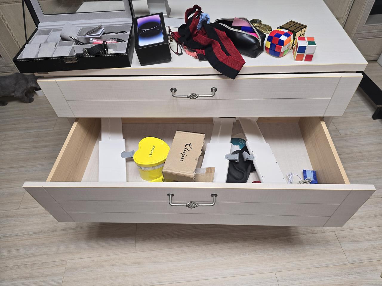 수납장 1년도 안됨 악세사리 보관함 있고 수납장 따로 있어요