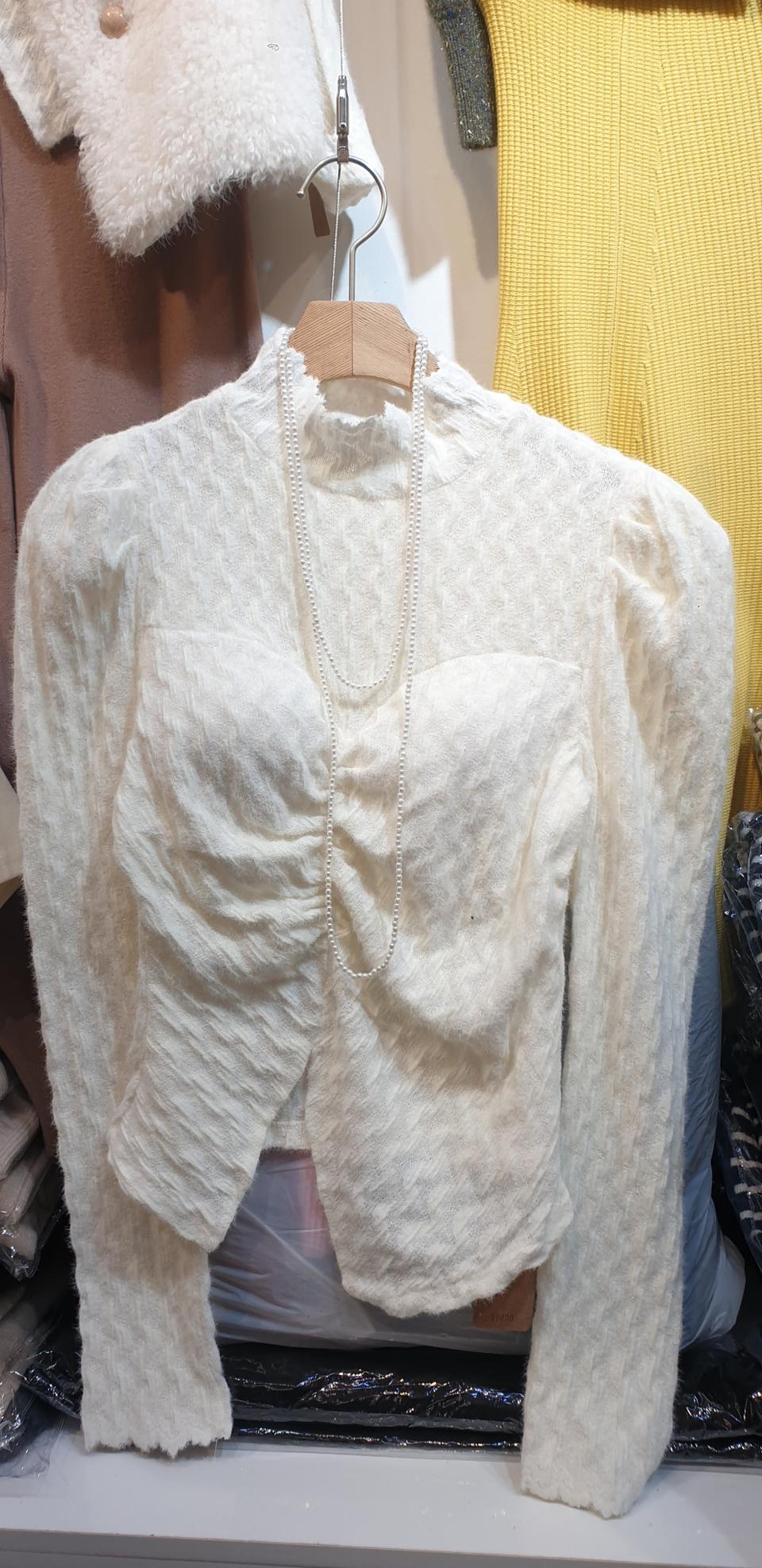 어깨셔링 캡 블라우스