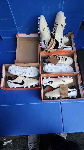 나이키 240 축구화 DV 4348 700