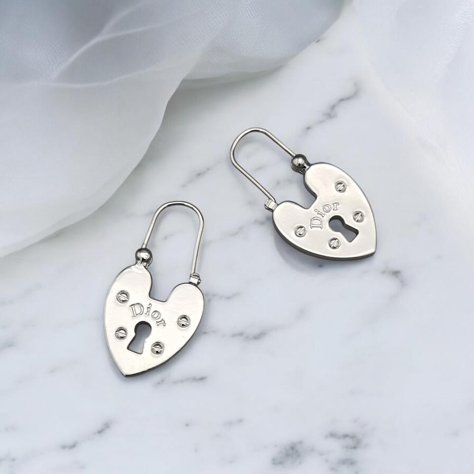디올 로고 하트 패드락 귀걸이
