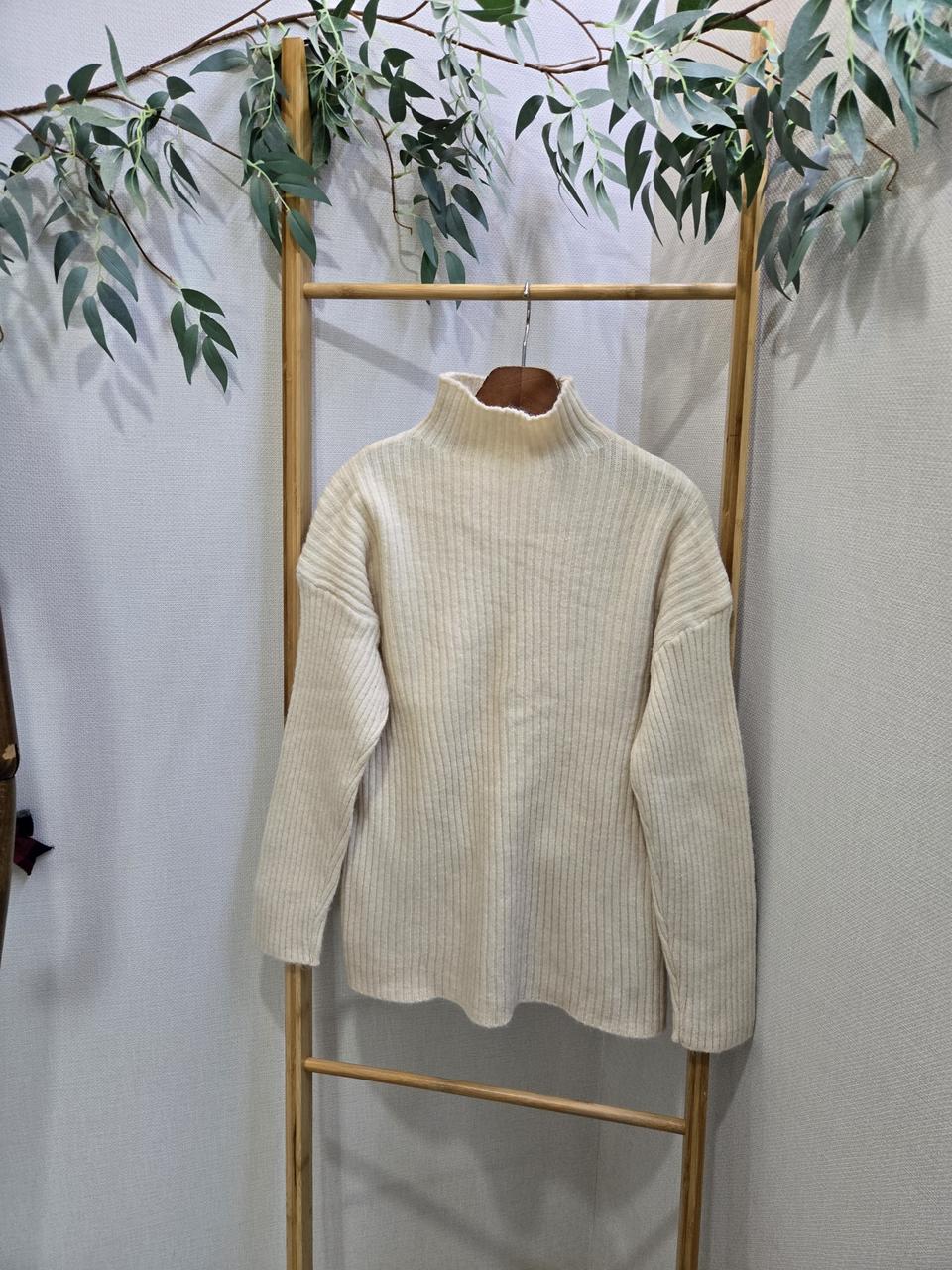 아이보리 터틀넥니트