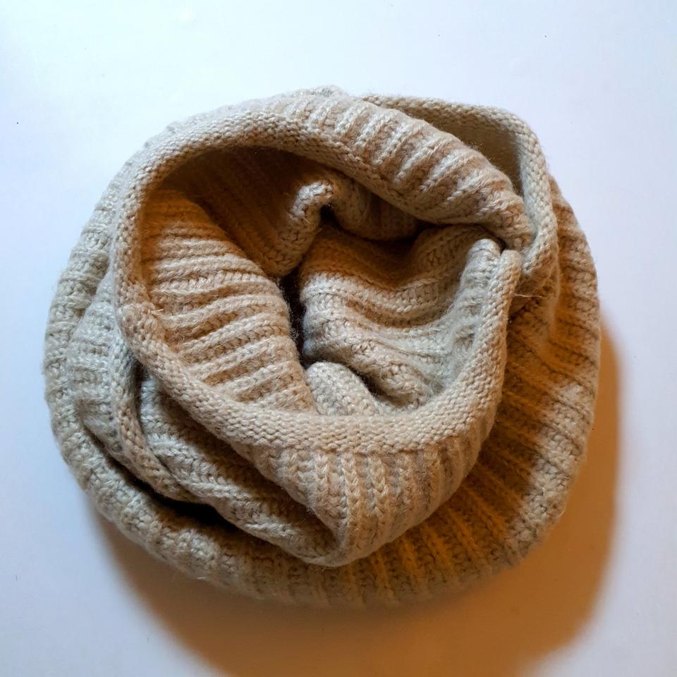 베이지 니트 넥워머 목도리