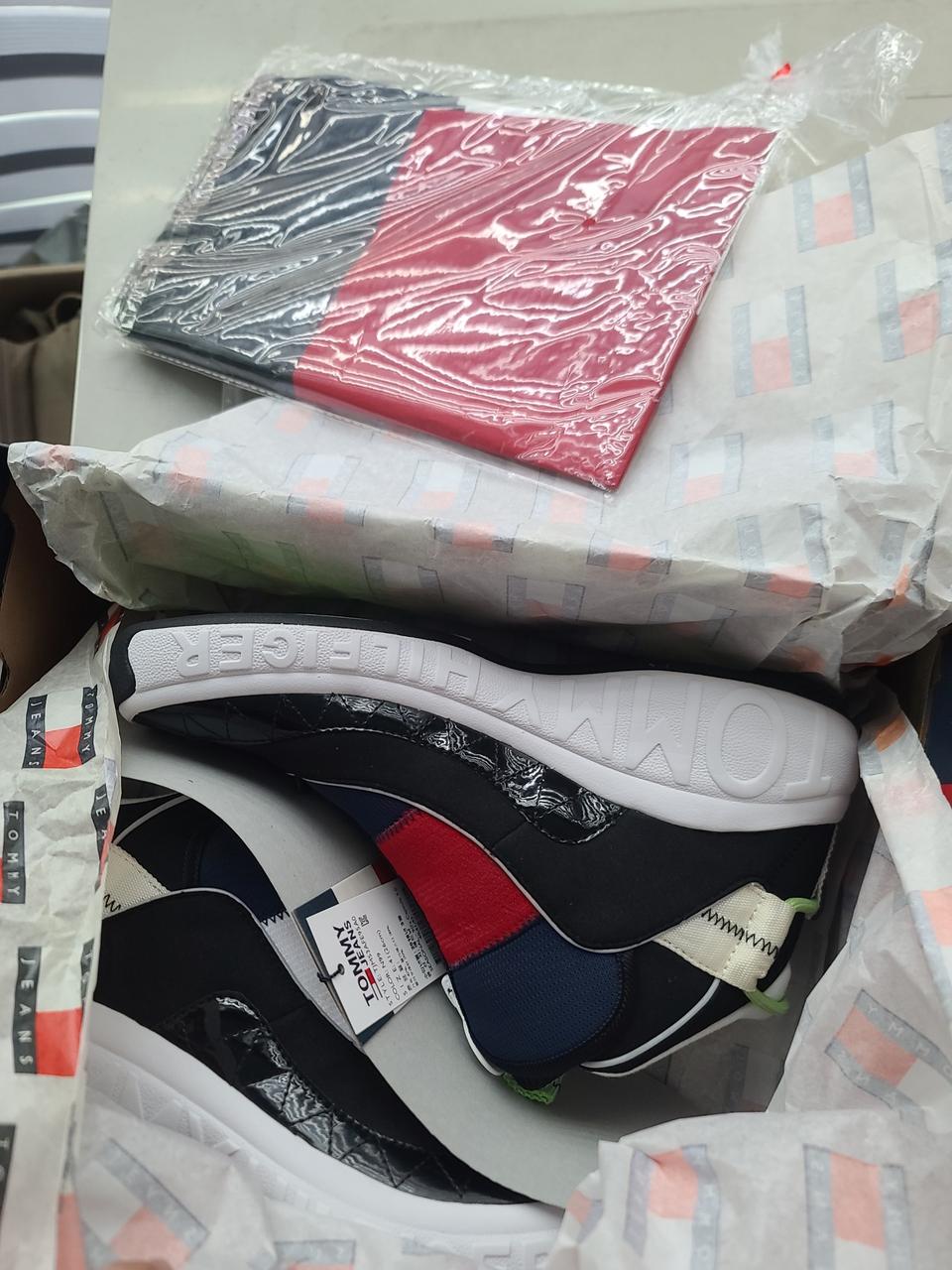 타미 힐피거 레드로 장우혁신발260싸이즈 새상품 팝니다.