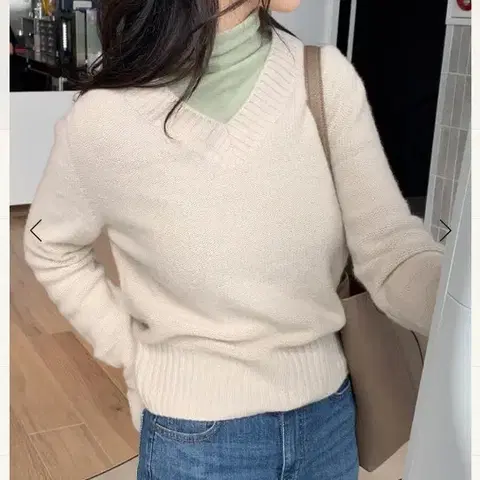 (구함) 유메르 드뮤어 브이넥 니트 페일베이지