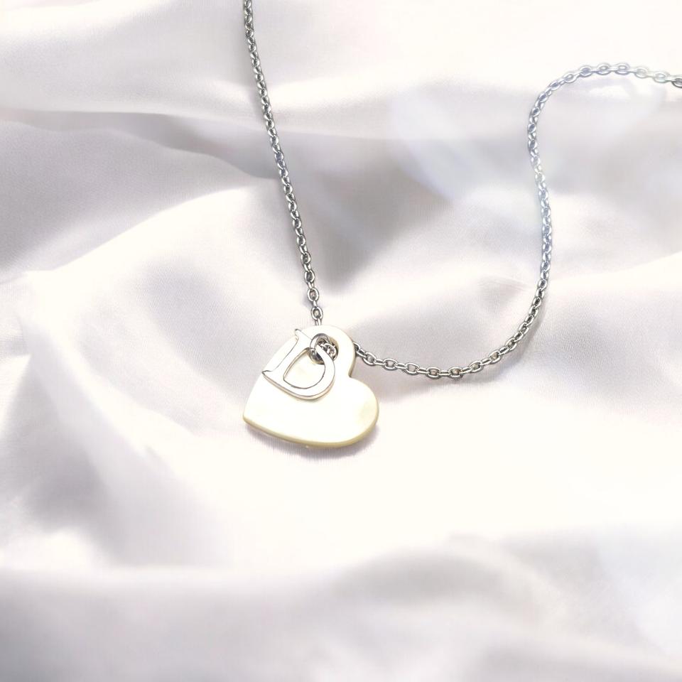 디올 화이트 자개 하트 이니셜 목걸이