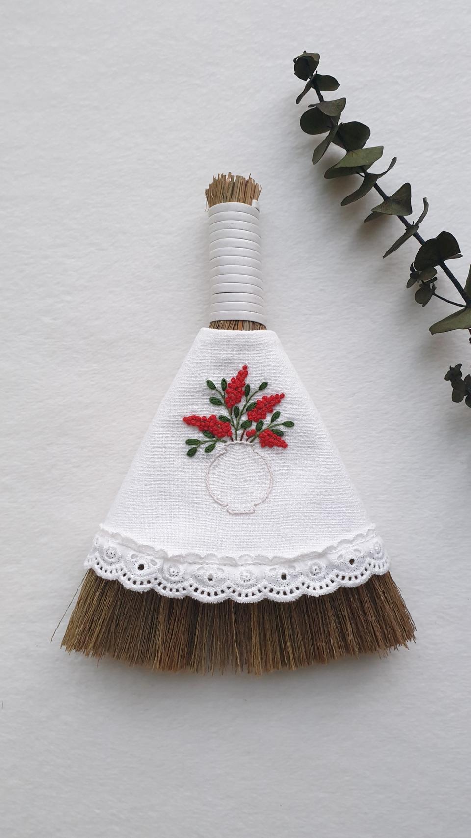 프랑스자수 복 빗자루(달항아리/붉은열매)