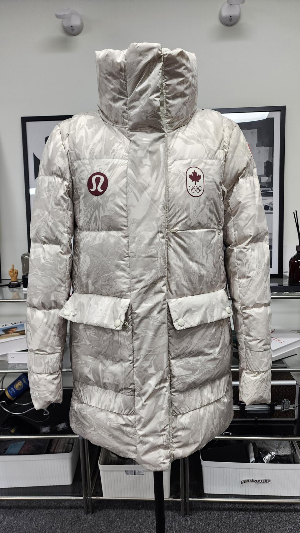 룰루레몬 캐나다 올림픽 롱패딩 55~66사이즈?