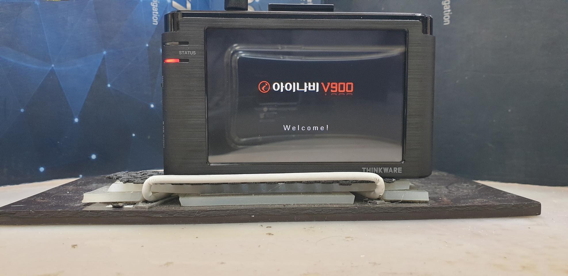 정비된 아이나비 V900 앞쪽 본체만.